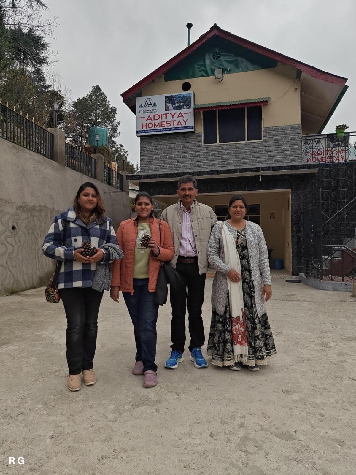 Aditya Homestay Далхаузи Экстерьер фото